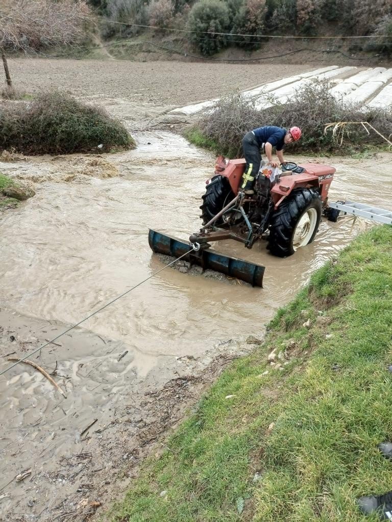 Taşan derede mahsur kalan adamı itfaiye kurtardı