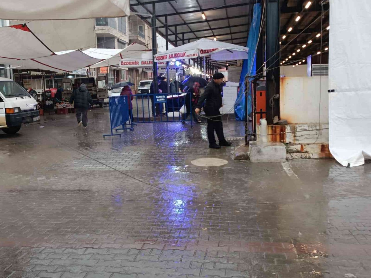 Sarıgöl’de sağanak yağış pazarcı esnafını olumsuz etkiledi