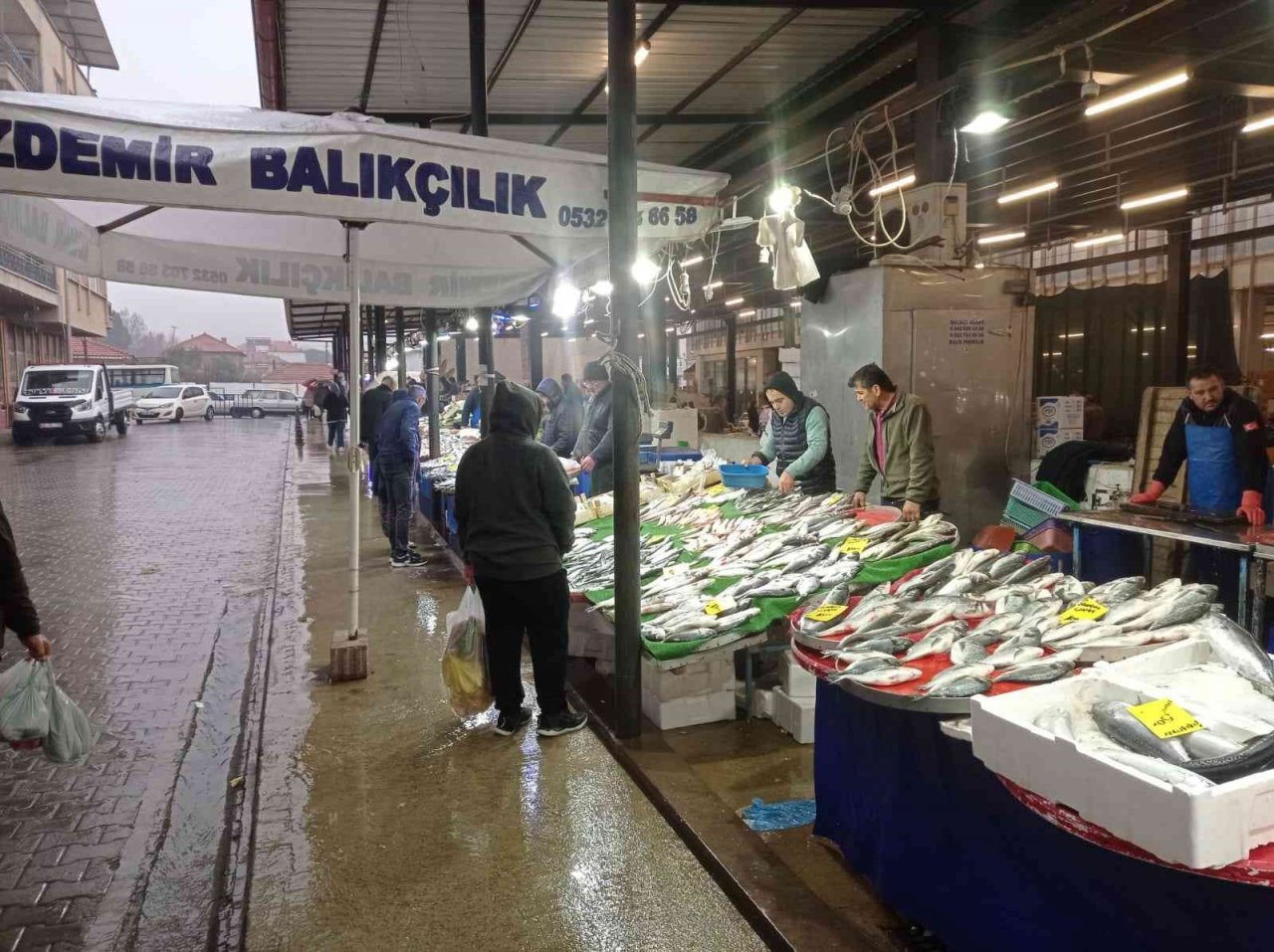Sarıgöl’de sağanak yağış pazarcı esnafını olumsuz etkiledi