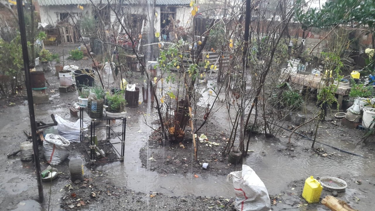 Sarıgöl’de sağanak yağış pazarcı esnafını olumsuz etkiledi