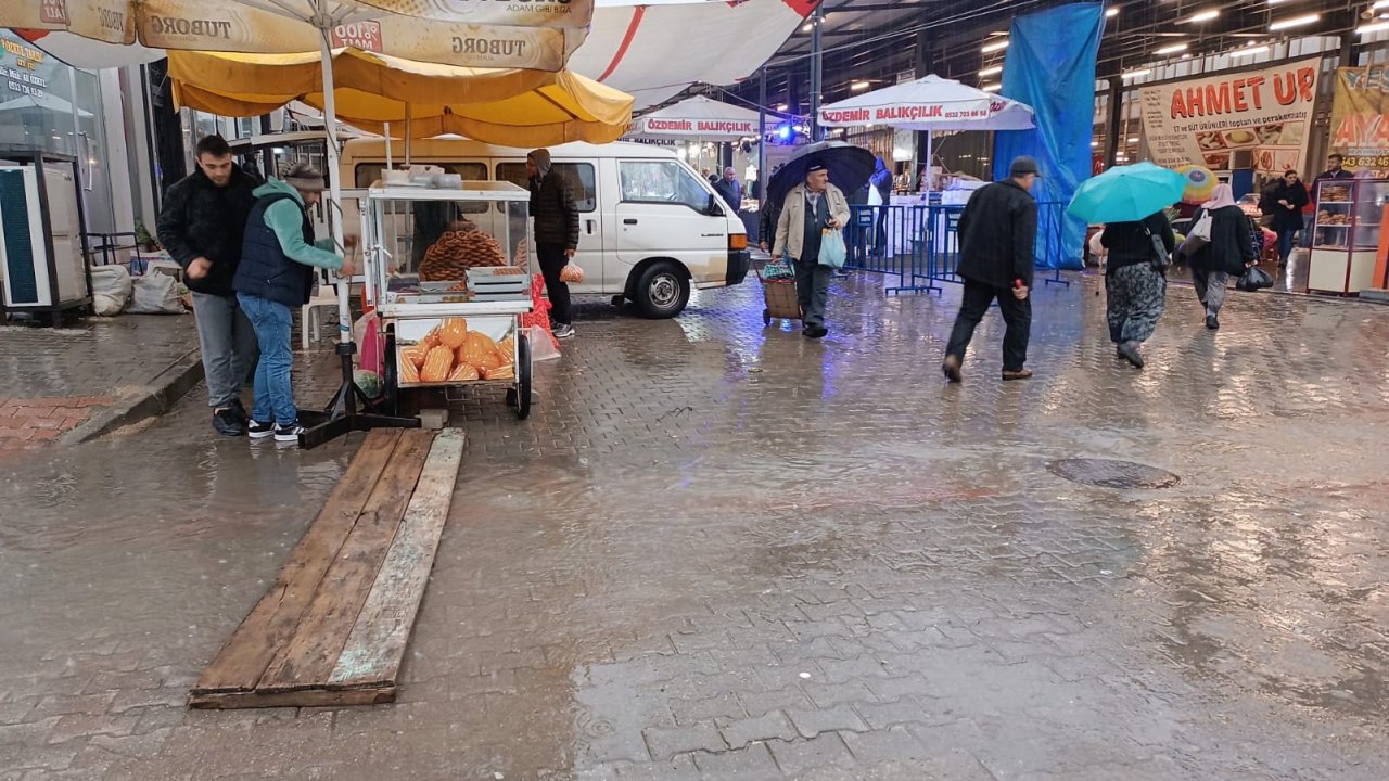 Sarıgöl’de sağanak yağış pazarcı esnafını olumsuz etkiledi