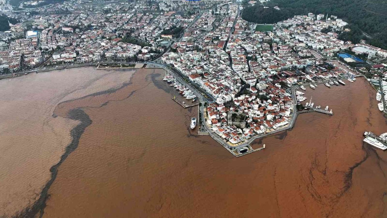 Marmaris’te denizin rengi değişti