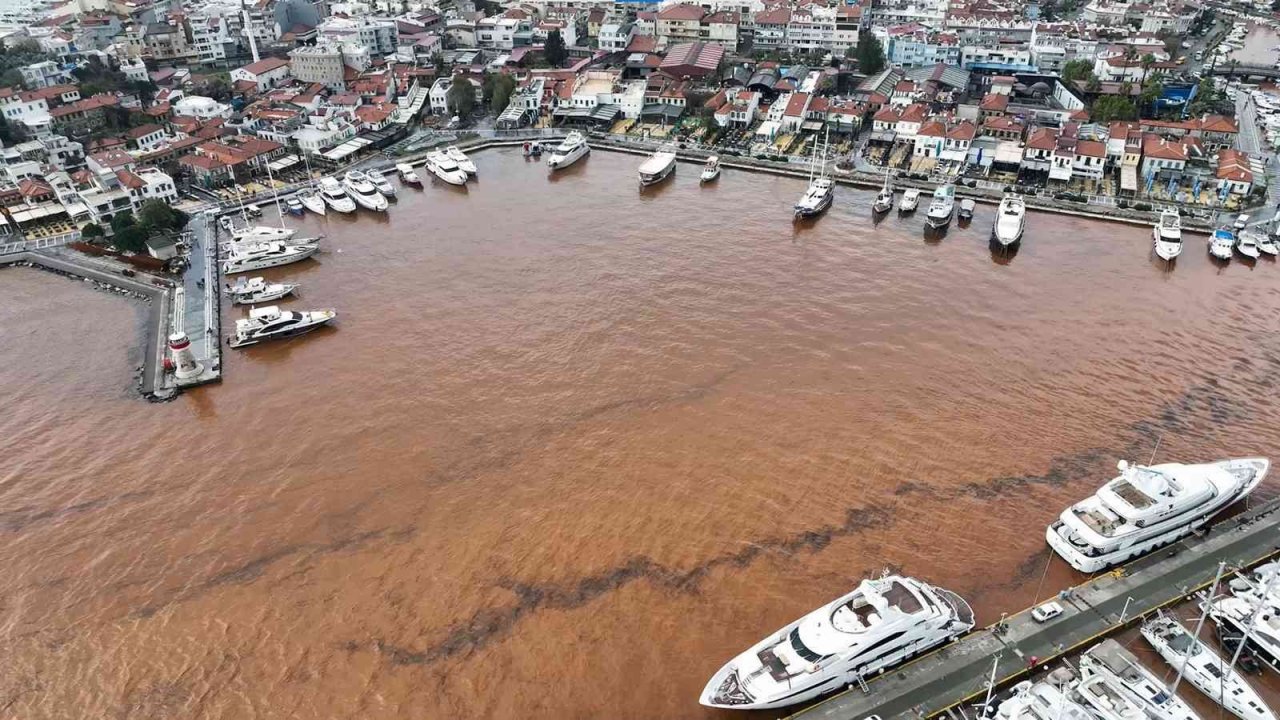 Marmaris’te denizin rengi değişti
