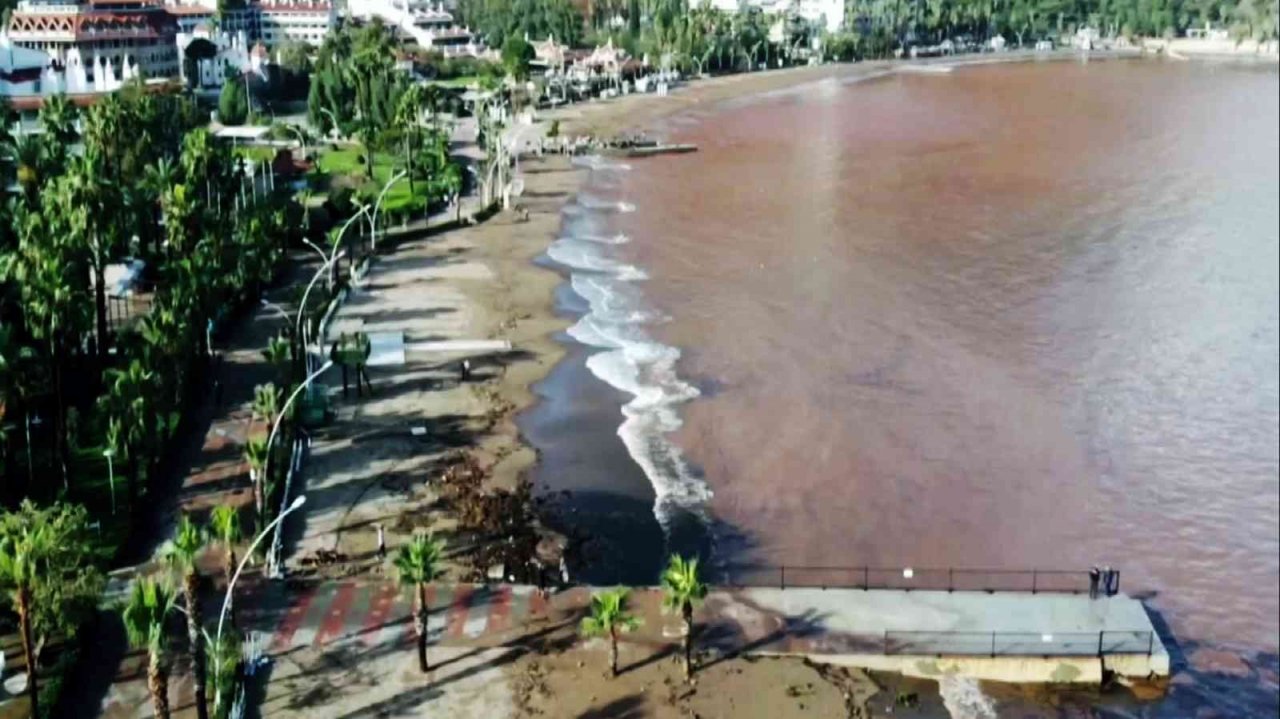 Marmaris’te denizin rengi değişti