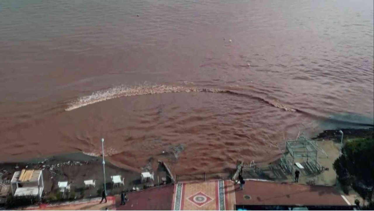 Marmaris’te denizin rengi değişti