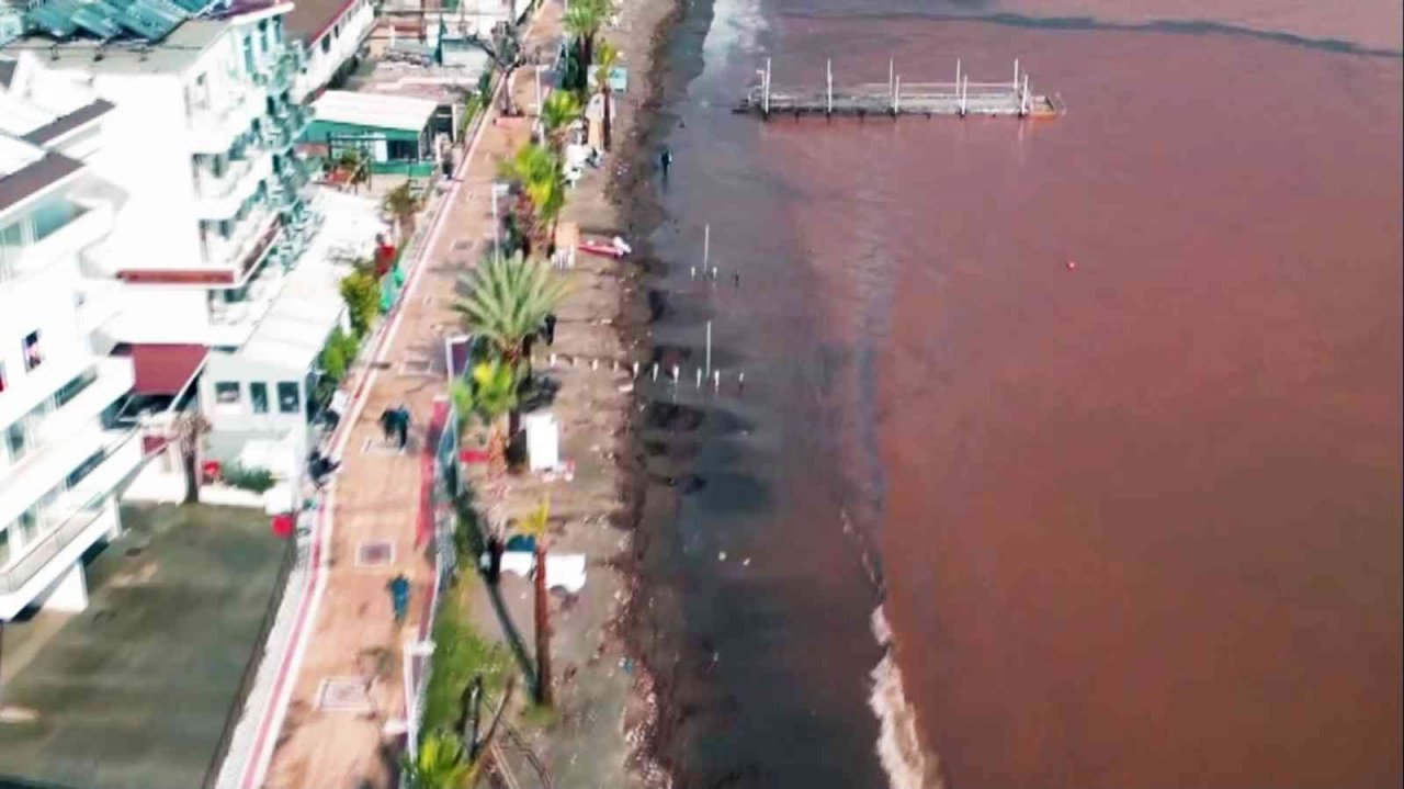 Marmaris’te denizin rengi değişti