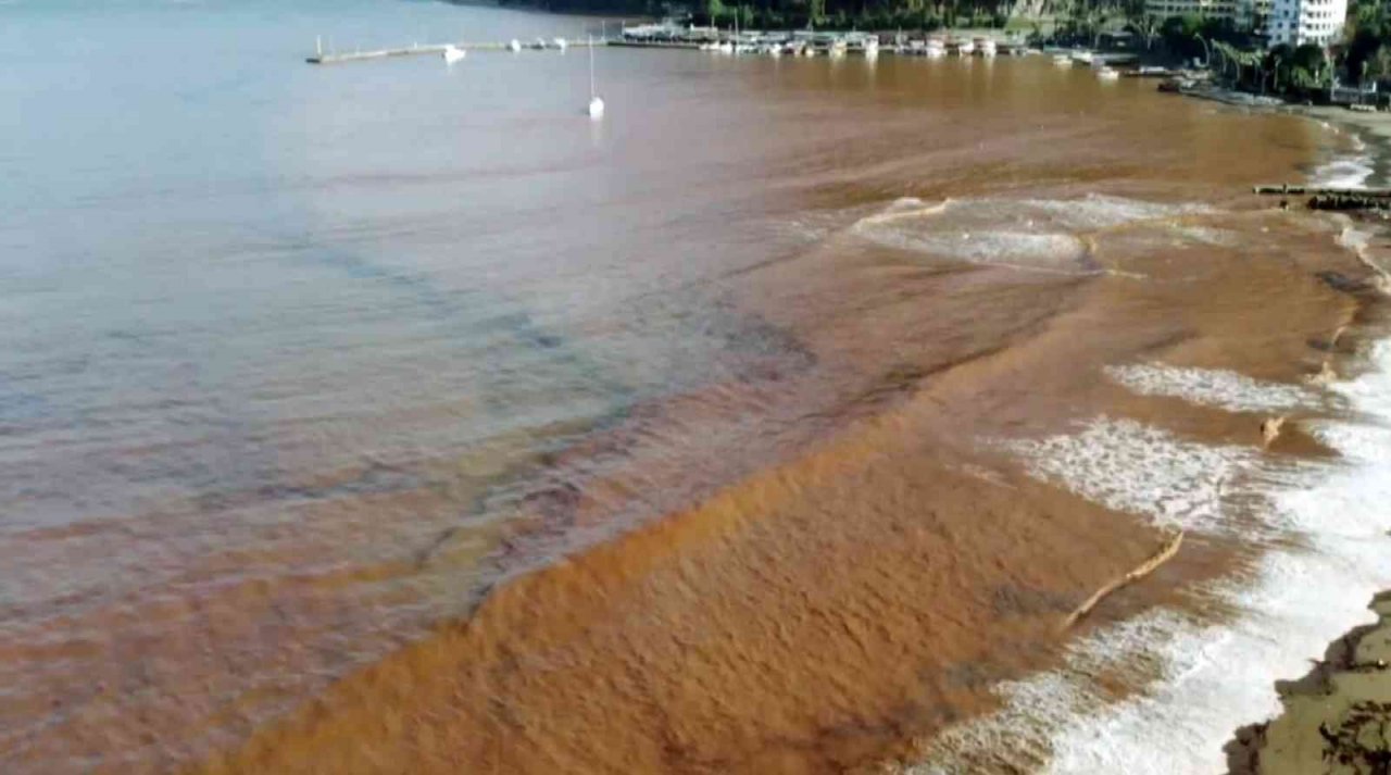 Marmaris’te denizin rengi değişti