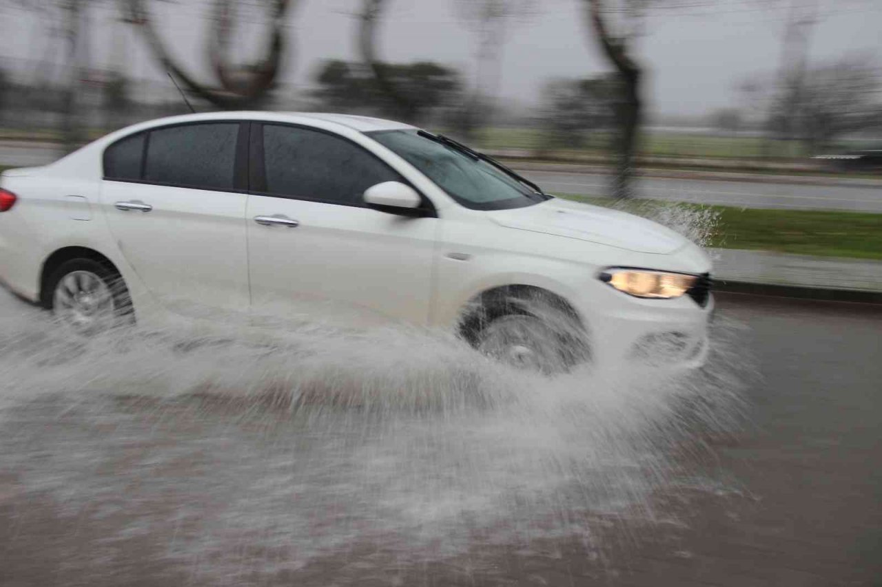Muğla’da sağanak yağış etkili oluyor