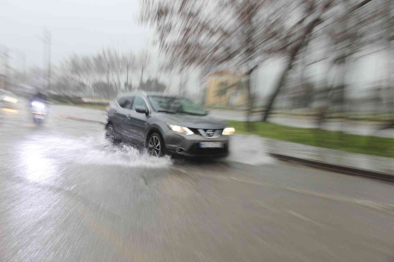 Muğla’da sağanak yağış etkili oluyor