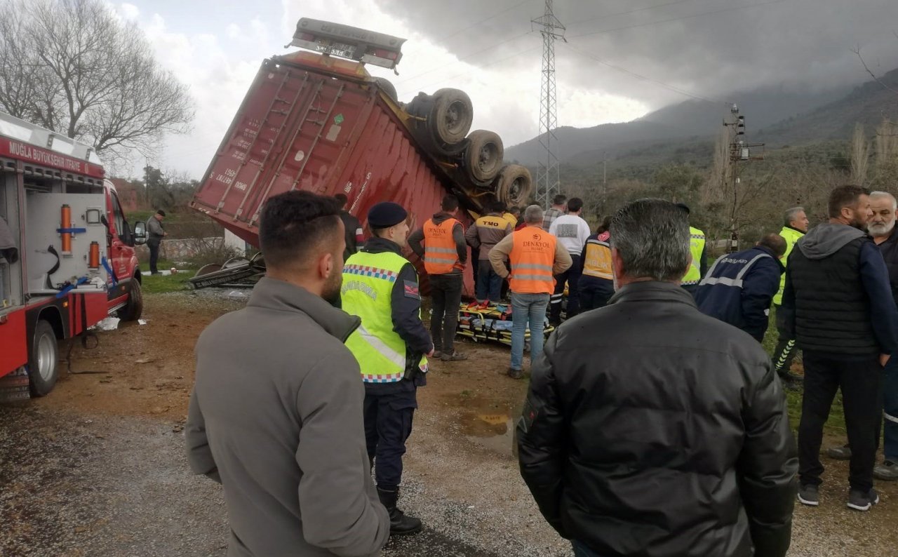 Kontrolden çıkan tır devrildi, sürücü araçta sıkıştı