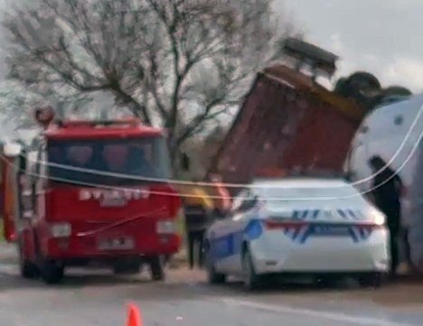 Kontrolden çıkan tır devrildi, sürücü araçta sıkıştı