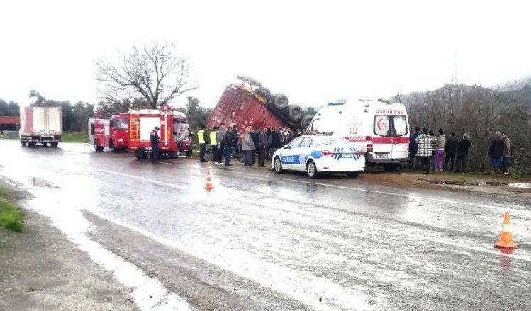 Kontrolden çıkan tır devrildi, sürücü araçta sıkıştı
