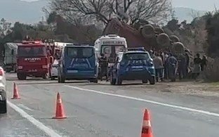 Kontrolden çıkan tır devrildi, sürücü araçta sıkıştı
