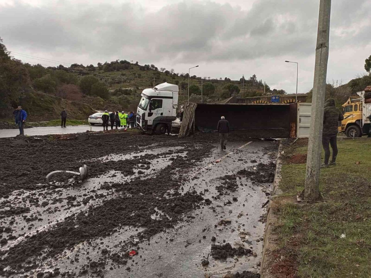 Gübre yüklü kamyon devrildi, karayolunda 10 kilometre araç kuyruğu oluştu