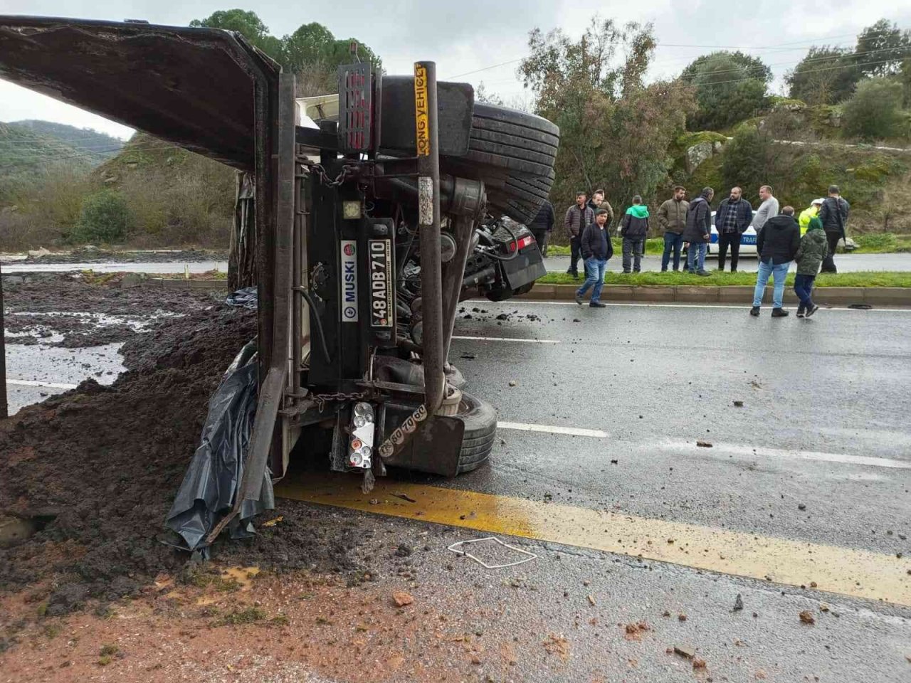 Gübre yüklü kamyon devrildi, karayolunda 10 kilometre araç kuyruğu oluştu