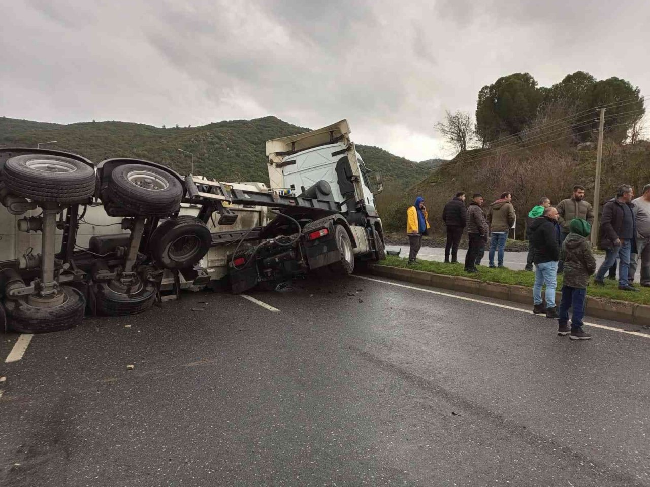 Gübre yüklü kamyon devrildi, karayolunda 10 kilometre araç kuyruğu oluştu