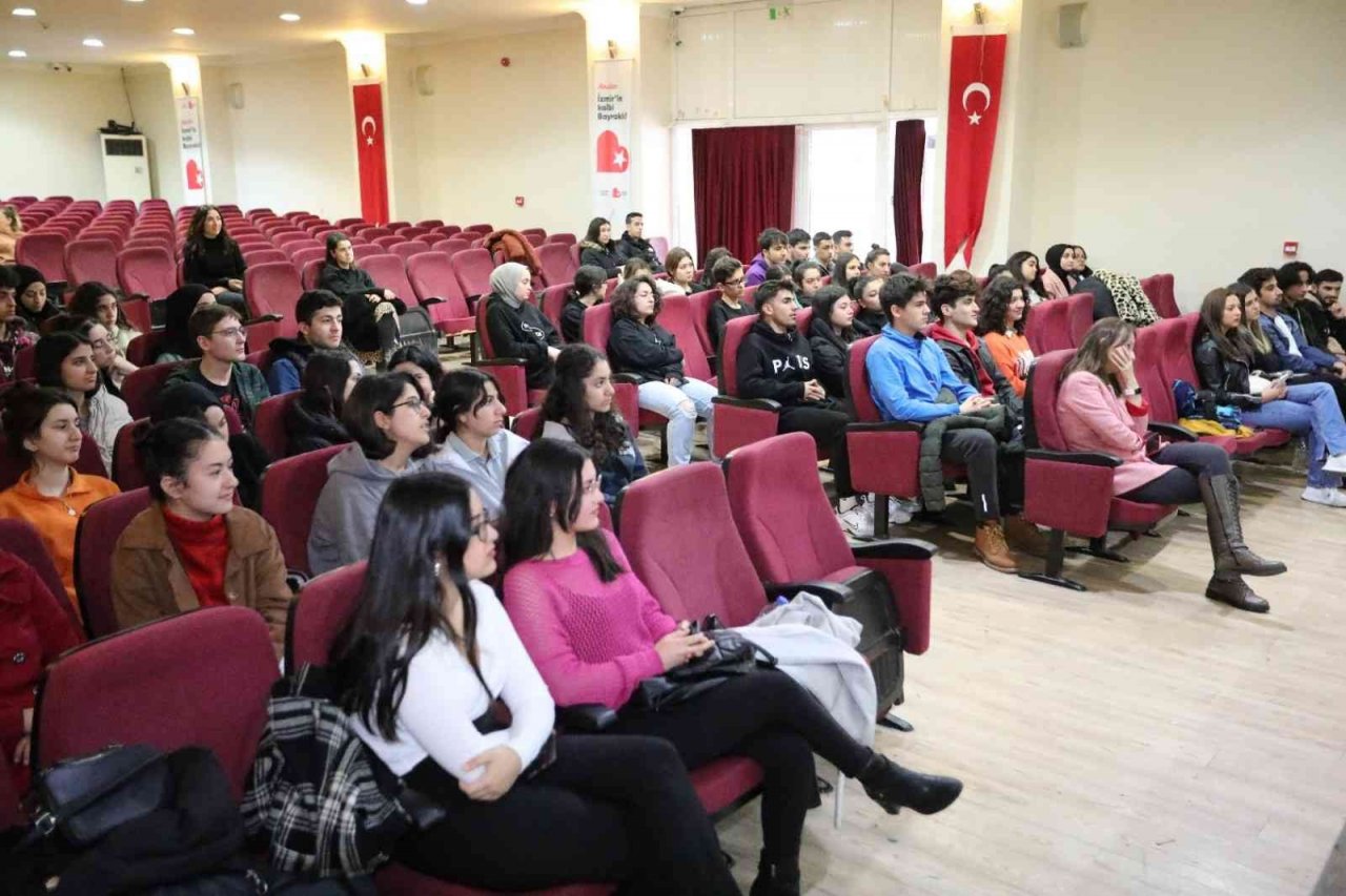 Bayraklı’da üniversiteli ‘akranlar’ buluştu