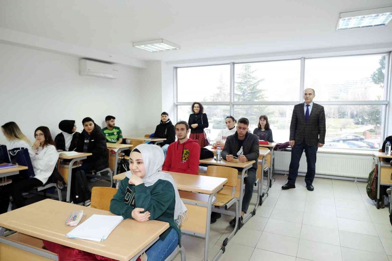 YKS hazırlık öğrencilerine ek kitap sürprizi