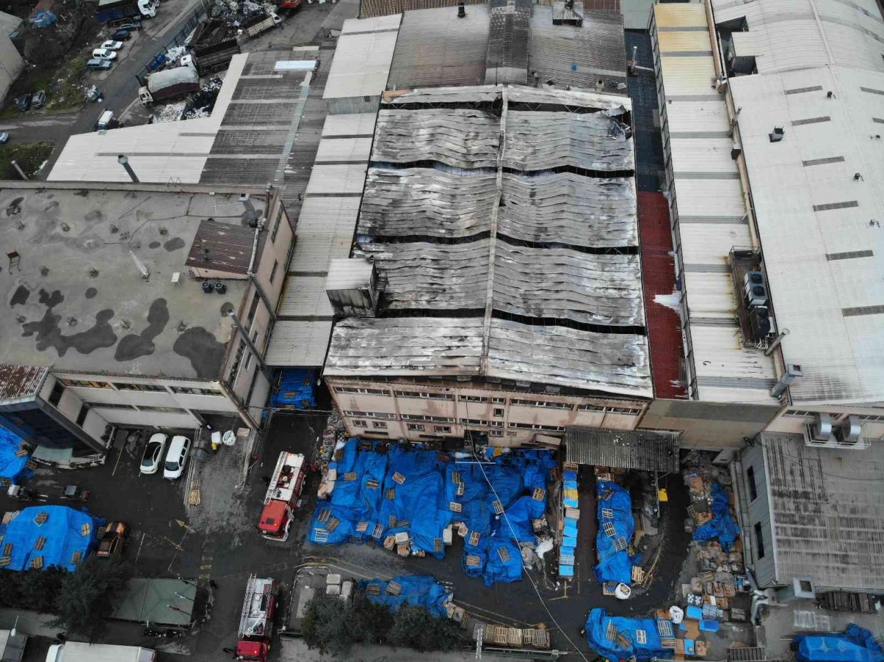 Pendik cam fabrikasındaki tahribat gün ağarınca ortaya çıktı