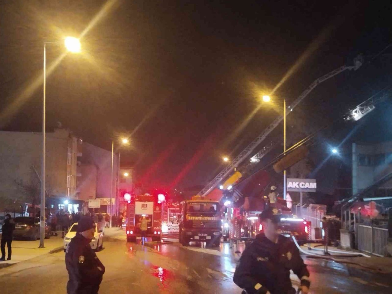 Pendik’te cam plastik fabrikasındaki yangın kontrol altına alındı