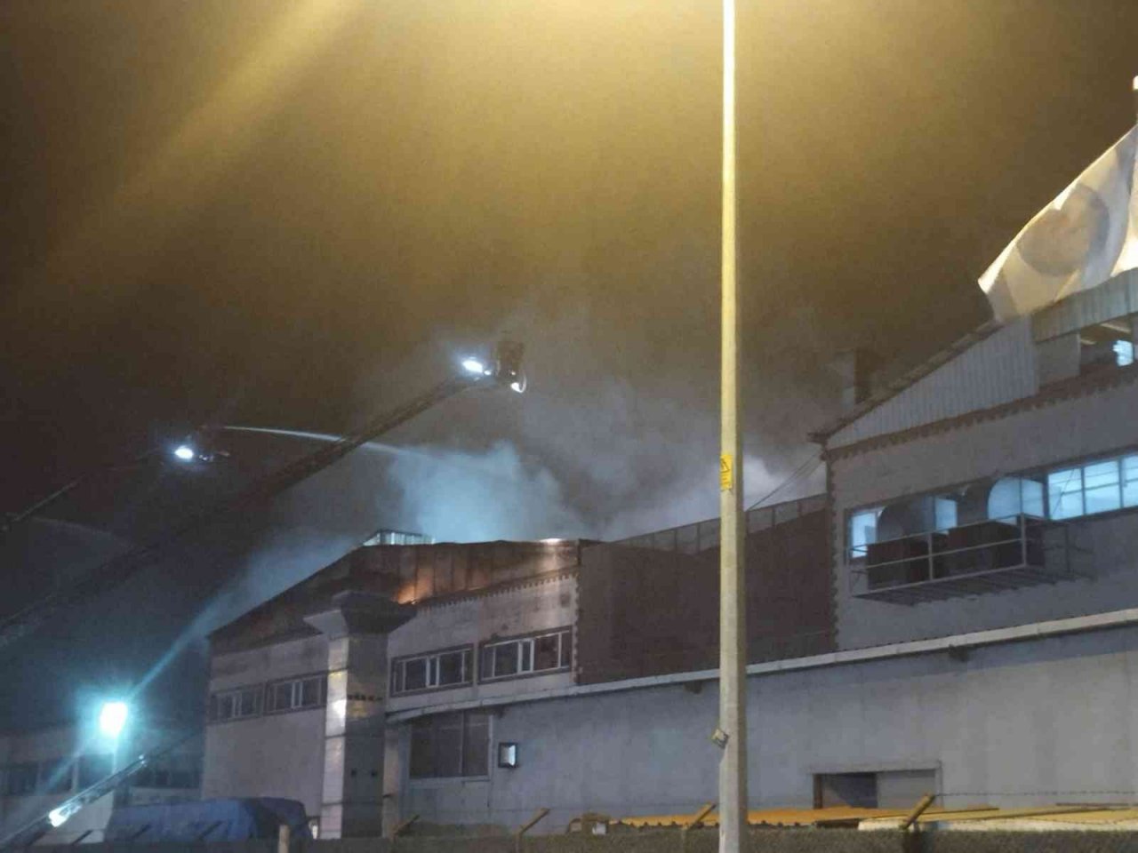 Pendik’te cam plastik fabrikasındaki yangın kontrol altına alındı