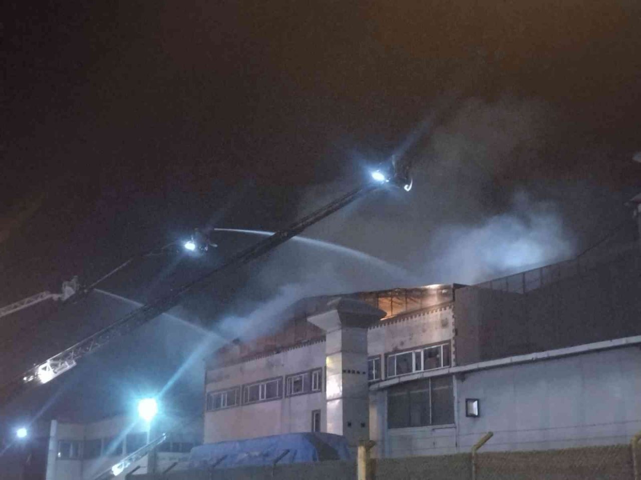 Pendik’te cam plastik fabrikasındaki yangın kontrol altına alındı