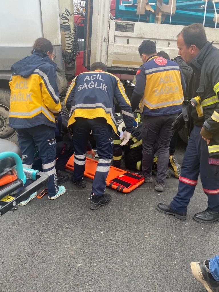 Kırmızı ışıkta feci kaza kamerada: Kör noktada bekleyen kurye böyle ezildi