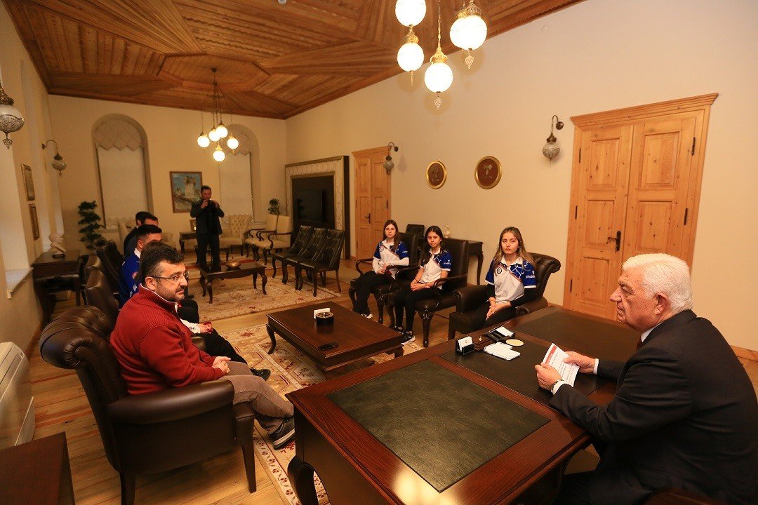 Başkan Gürün, milli okçuları ağırladı