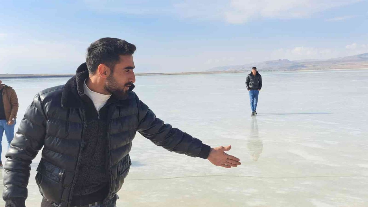 ‘Kuş Cenneti’ Arin Gölü dondu