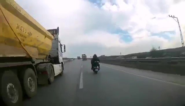 Şile otoyolunda motosikletli, hafriyat kamyonunun altında kalmaktan kıl payı kurtuldu