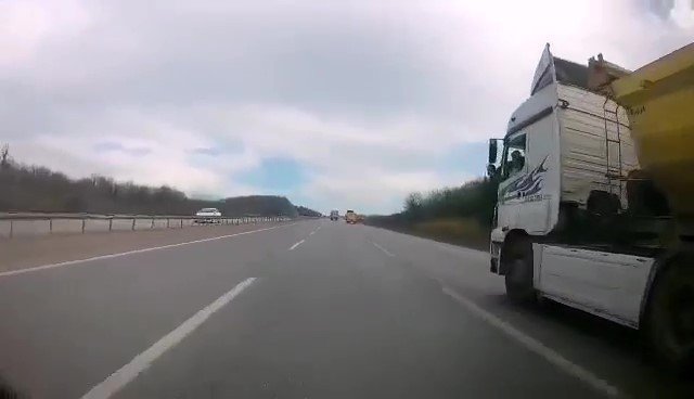 Şile otoyolunda motosikletli, hafriyat kamyonunun altında kalmaktan kıl payı kurtuldu