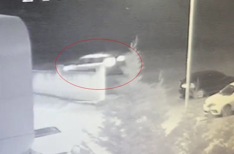 15 yaşındaki ehliyetsiz sürücünün kullandığı otomobil takla attı: O anlar kamerada