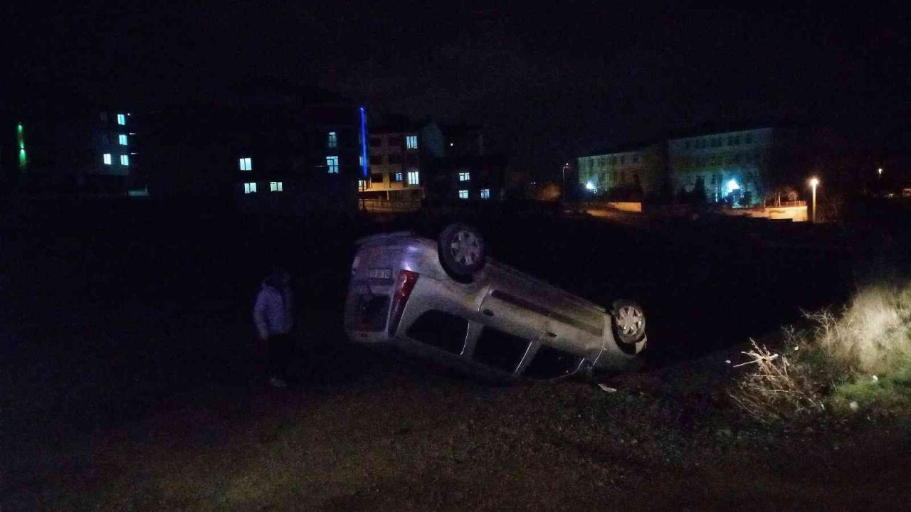 15 yaşındaki ehliyetsiz sürücünün kullandığı otomobil takla attı: O anlar kamerada