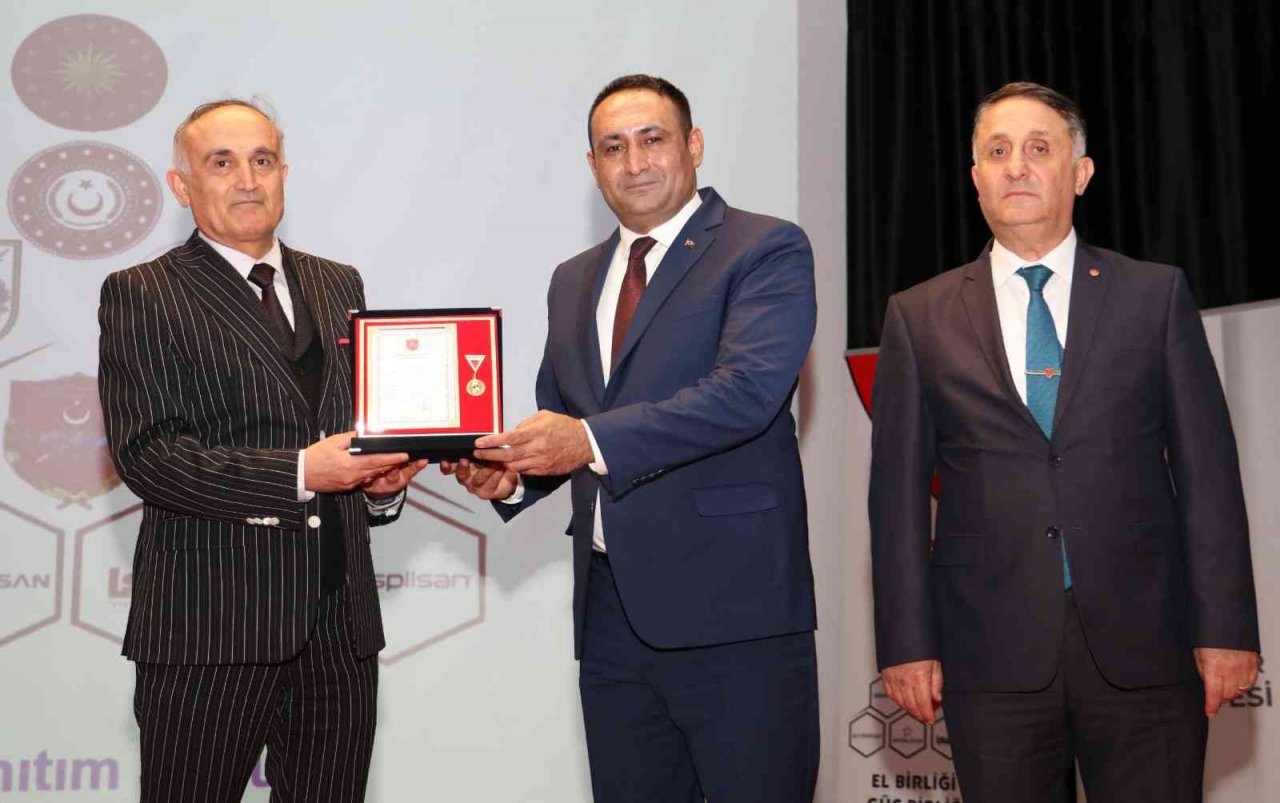 Toroslar’da TSKGV’ye bağış yapanlara madalya verildi