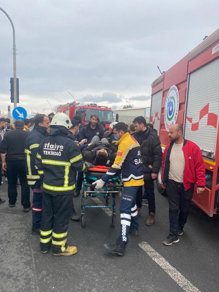 Kırmızı ışıkta feci kaza kamerada: Kör noktada bekleyen kurye böyle ezildi