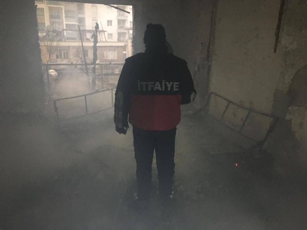 Şarjda bırakılan cep telefonu yangına neden oldu