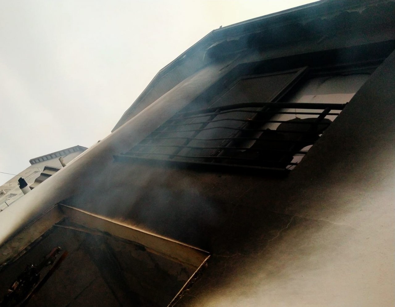 Şarjda bırakılan cep telefonu yangına neden oldu