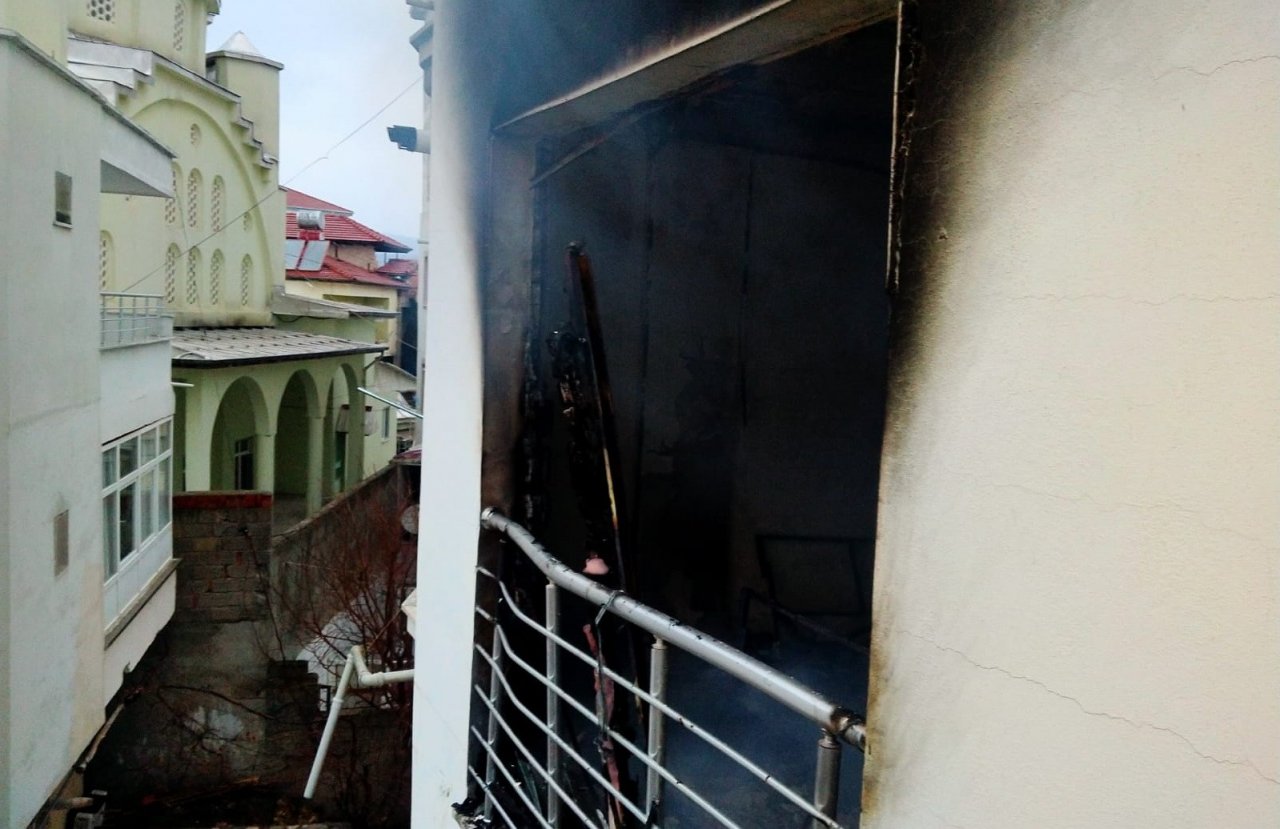 Şarjda bırakılan cep telefonu yangına neden oldu