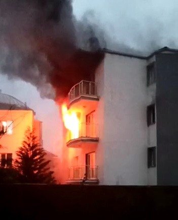 Şarjda bırakılan cep telefonu yangına neden oldu