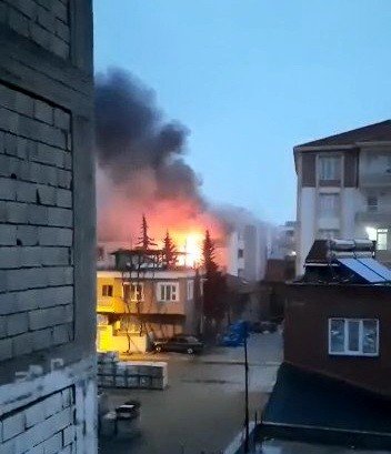 Şarjda bırakılan cep telefonu yangına neden oldu