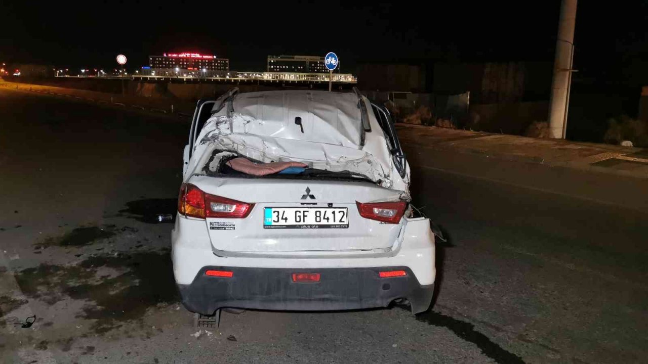 Kalp krizi geçiren eniştesini hastaneye götürürken kaza yaptı: 3 yaralı