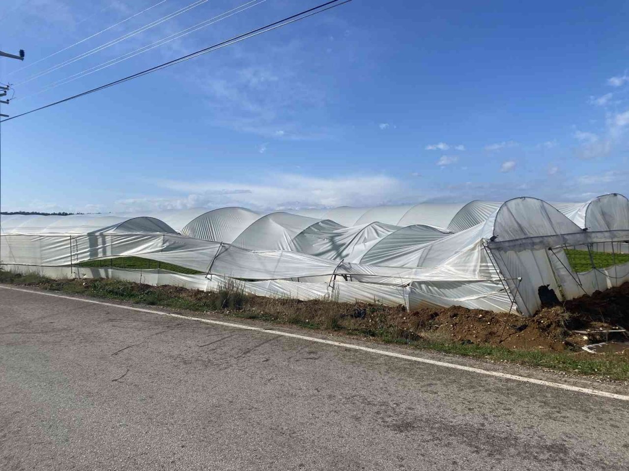 Aksu, gece saatlerinde dolu ve fırtınaya teslim oldu