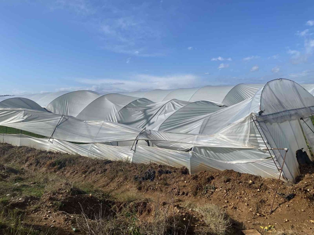 Aksu, gece saatlerinde dolu ve fırtınaya teslim oldu