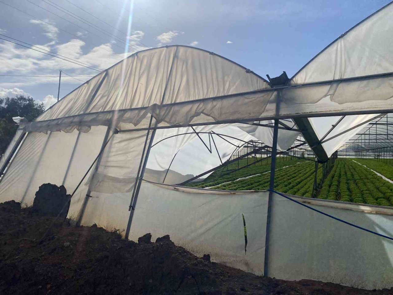 Aksu, gece saatlerinde dolu ve fırtınaya teslim oldu