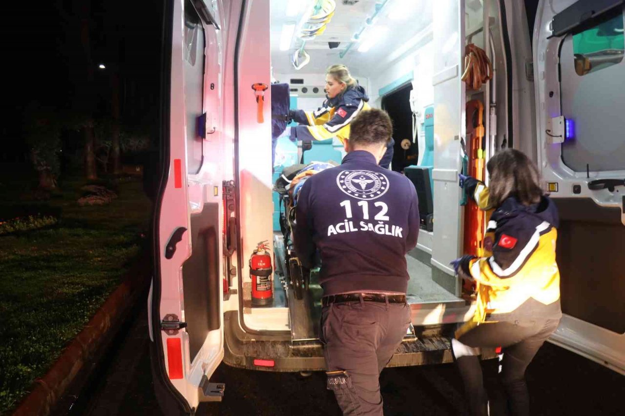 Otomobil beton aydınlatma direğine çarptı: 1’i ağır 5 yaralı