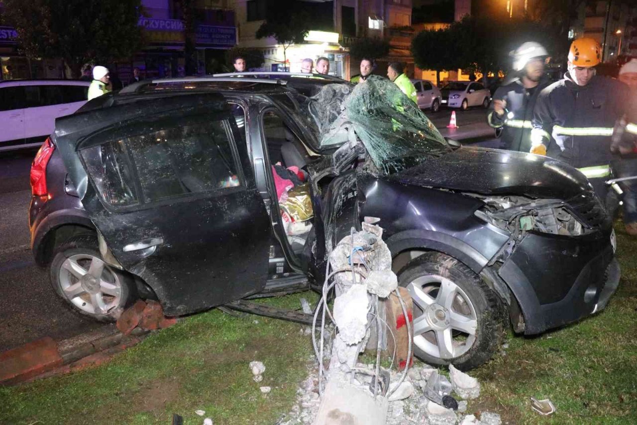 Otomobil beton aydınlatma direğine çarptı: 1’i ağır 5 yaralı