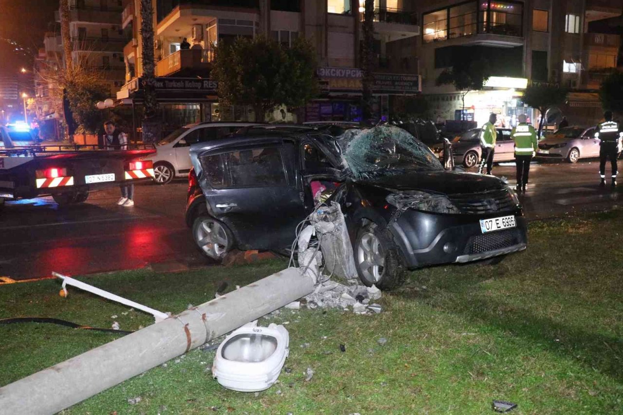 Otomobil beton aydınlatma direğine çarptı: 1’i ağır 5 yaralı