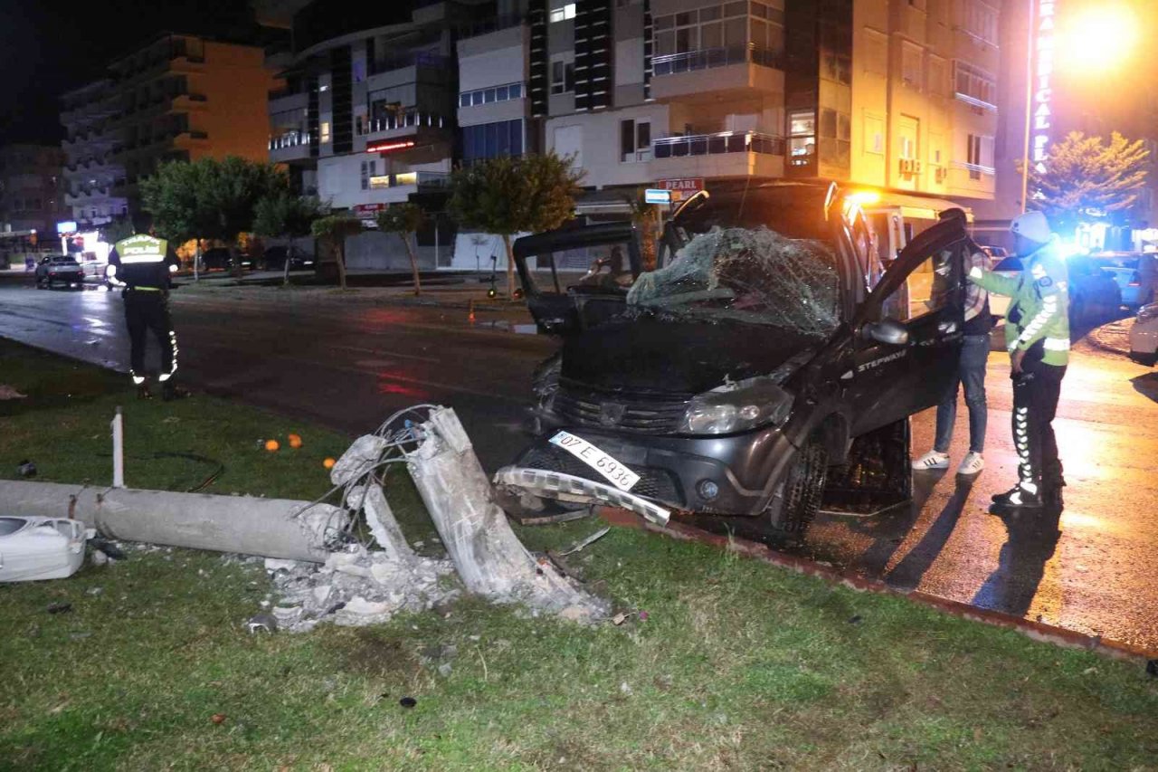 Otomobil beton aydınlatma direğine çarptı: 1’i ağır 5 yaralı