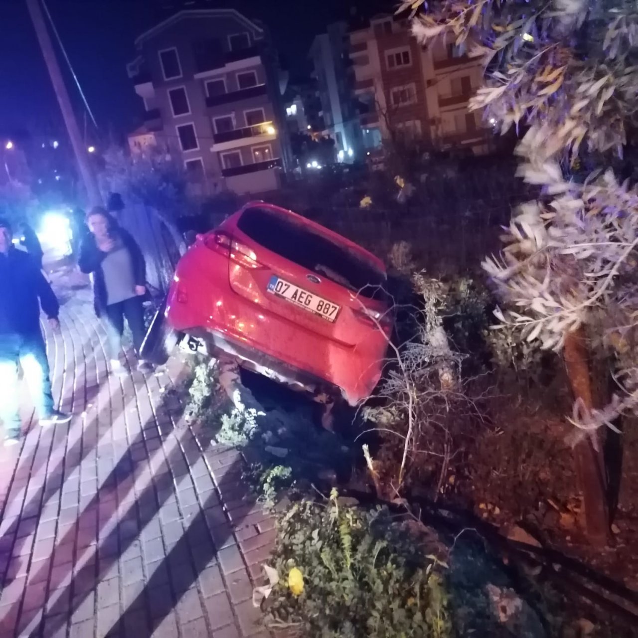 Kediye çarpmamak için manevra yaptı, bahçe duvarında asılı kaldı