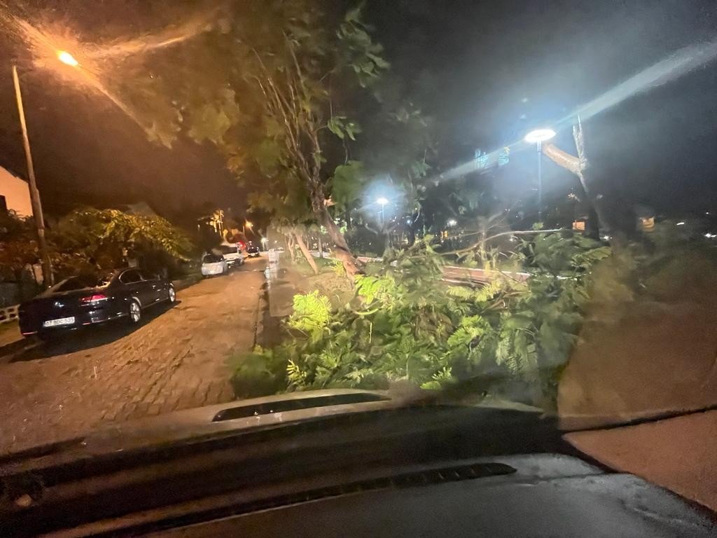 Kemer’de fırtına ve yağmur etkili oldu